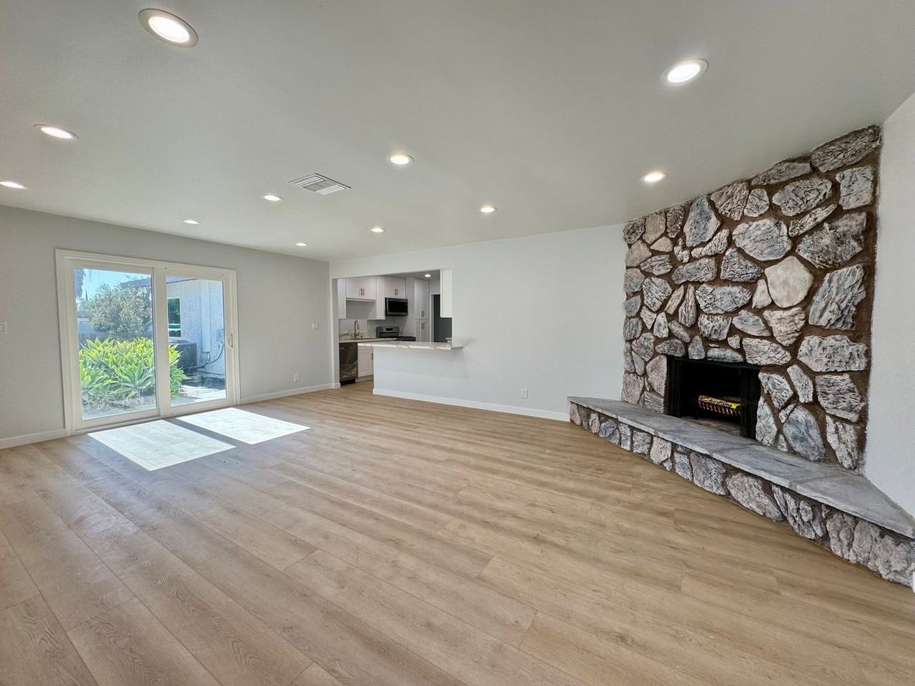 22301 Itasca St - Photo 4 of 18