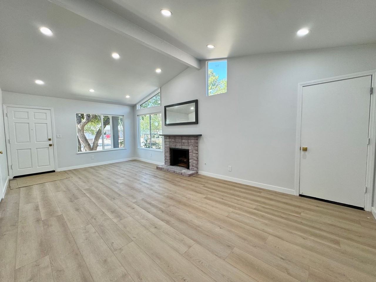 22301 Itasca St - Photo 5 of 18