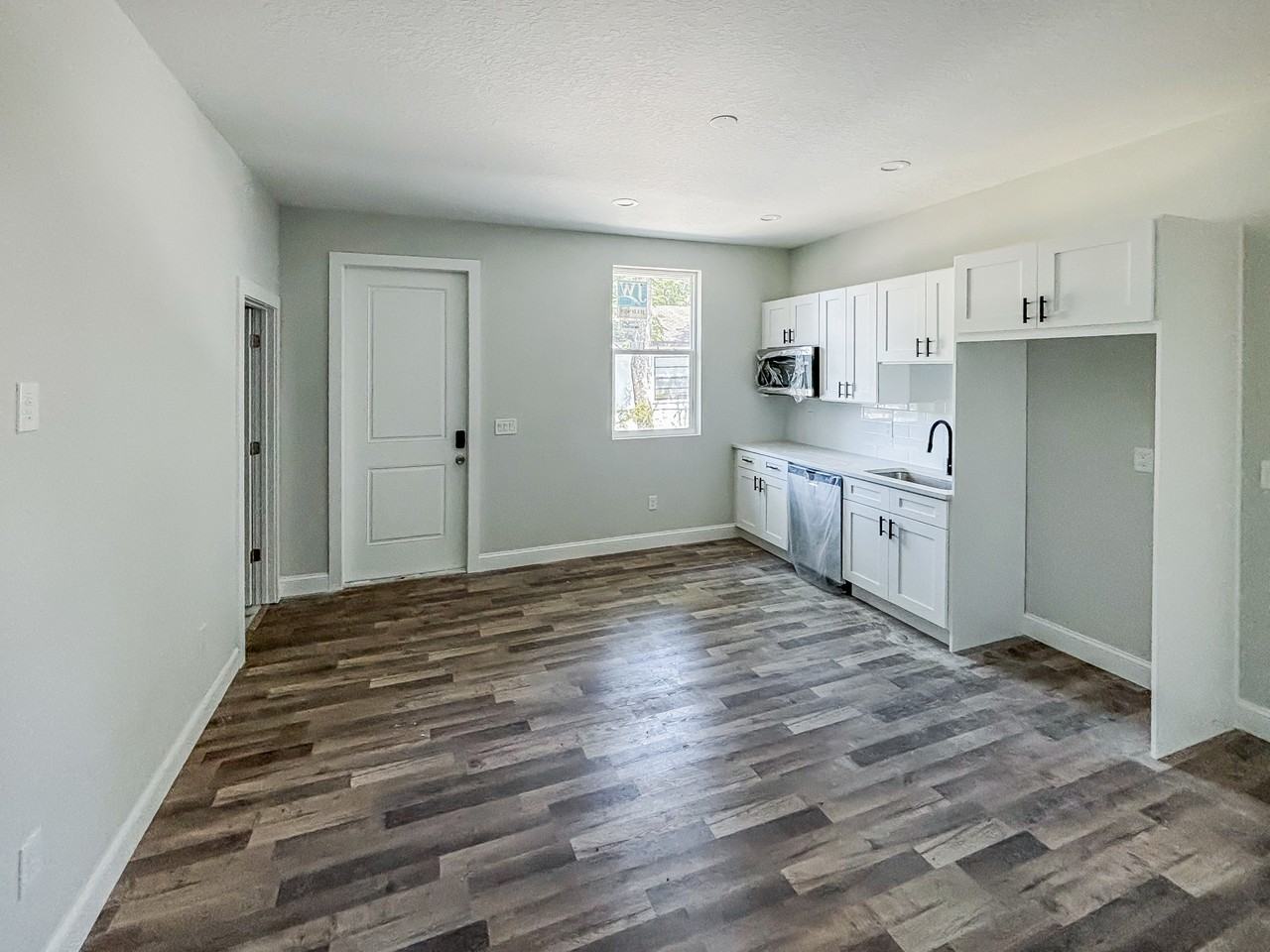 4233 E Curtis St #B - Photo 2 of 6
