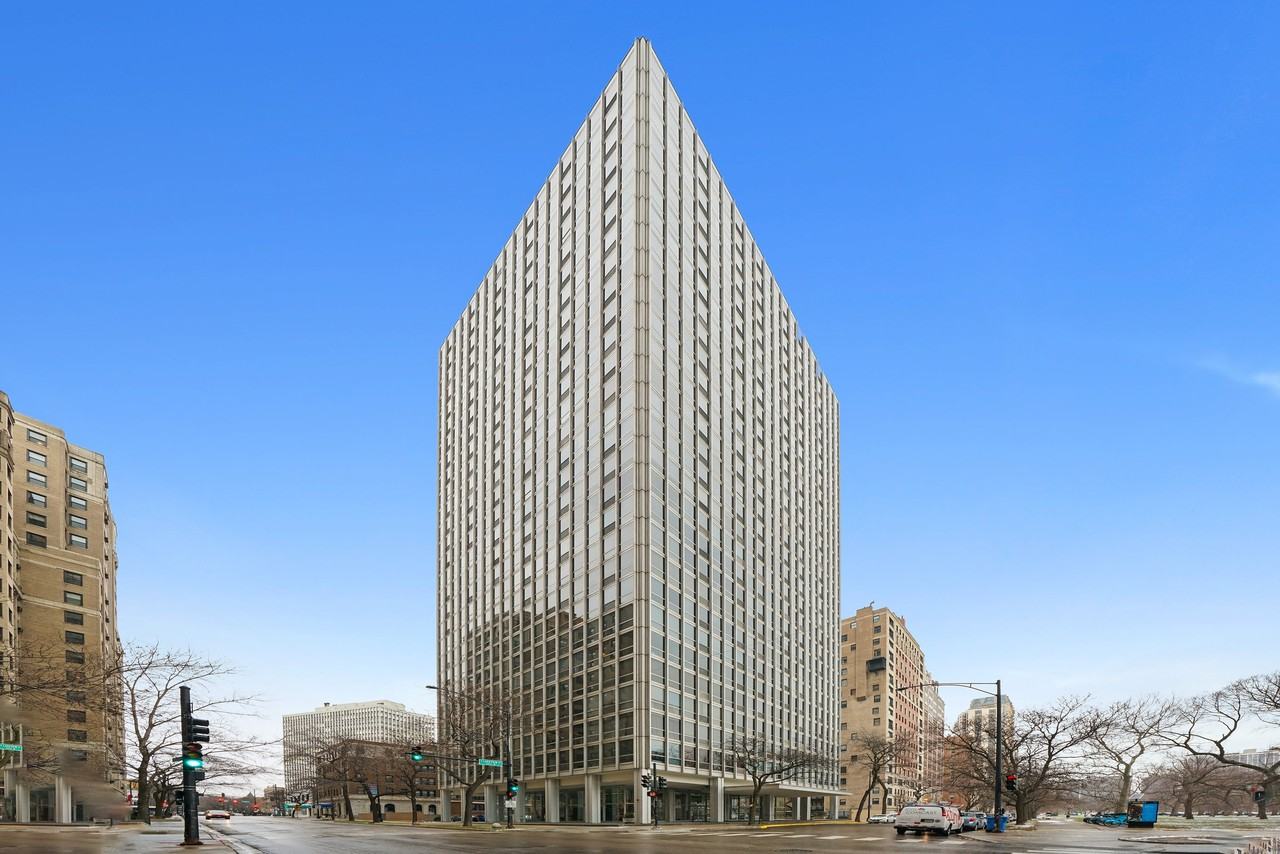 2400 N Lakeview Ave #904