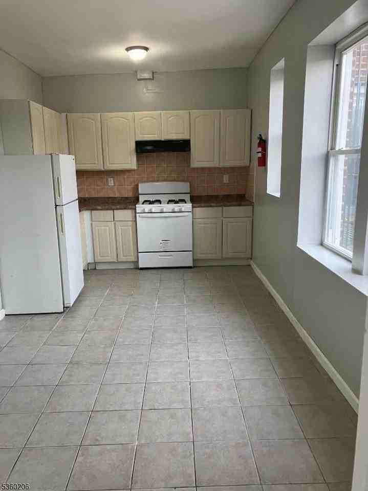 789 S Orange Ave - Photo 4 of 4