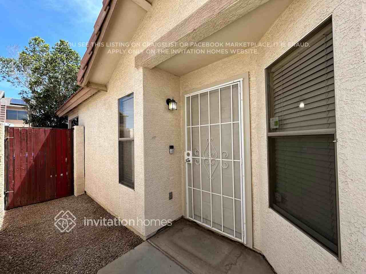 12910 W Holly St - Photo 2 of 20