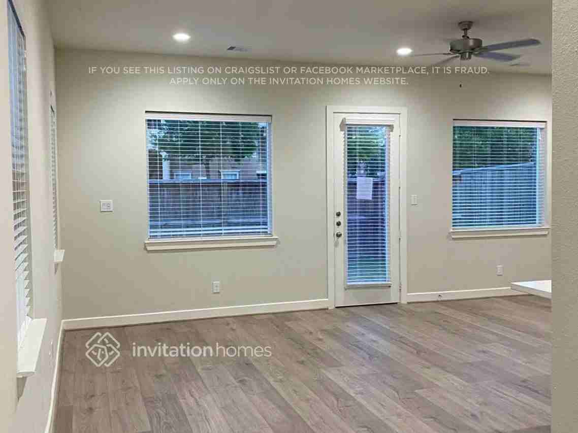 10518 Executive Lake Dr - Photo 2 of 12