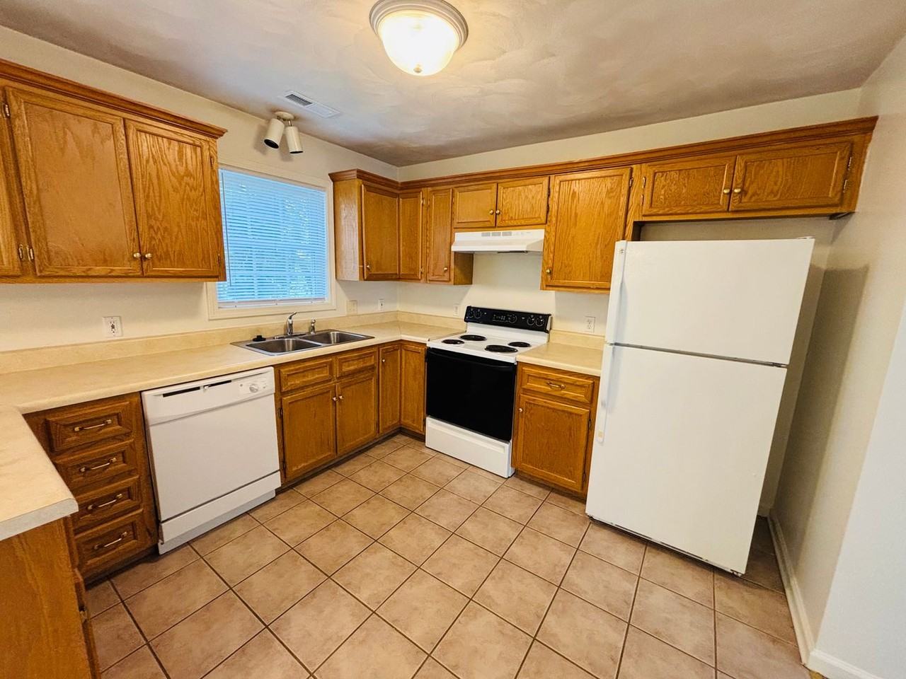 765 E Main St - Photo 4 of 15