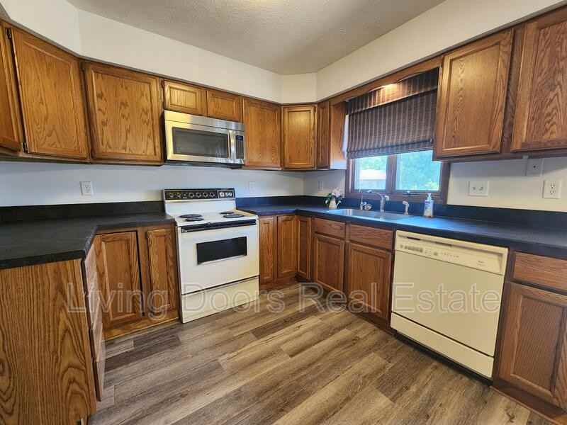 1710 Eastridge Ave - Photo 5 of 21