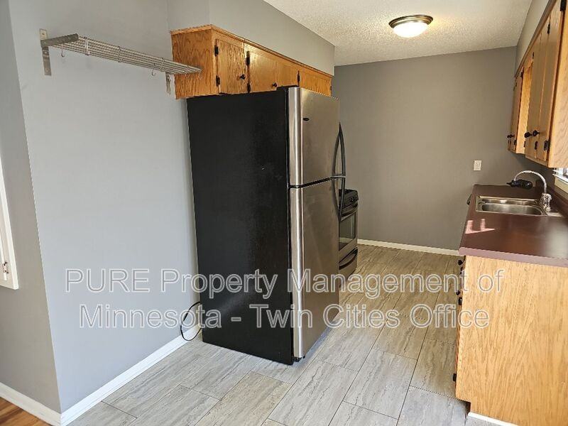 1617 Flag Ave N - Photo 2 of 23