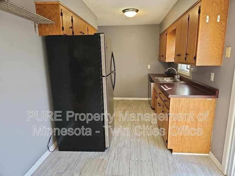 1617 Flag Ave N - Photo 3 of 23