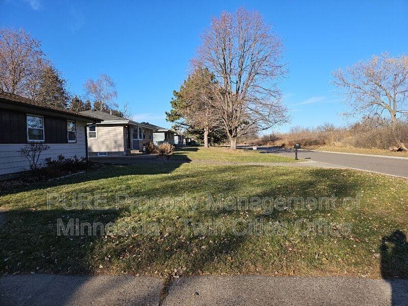 1617 Flag Ave N - Photo 4 of 23