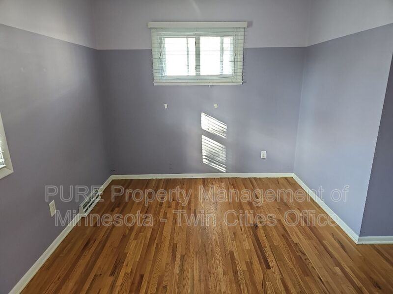 1617 Flag Ave N - Photo 7 of 23