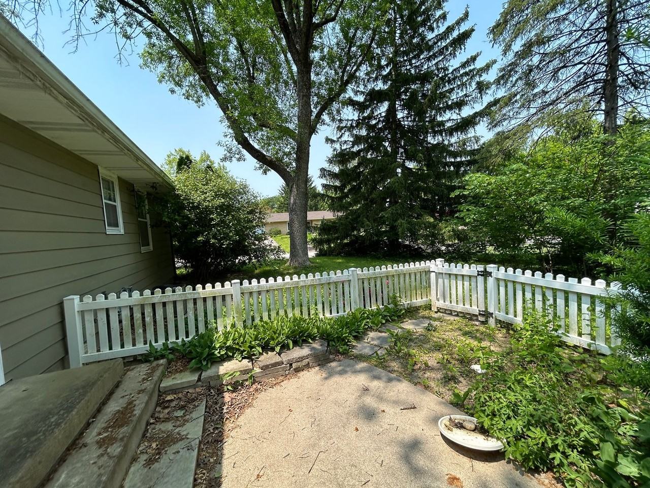 208 Lindberg Rd - Photo 2 of 13