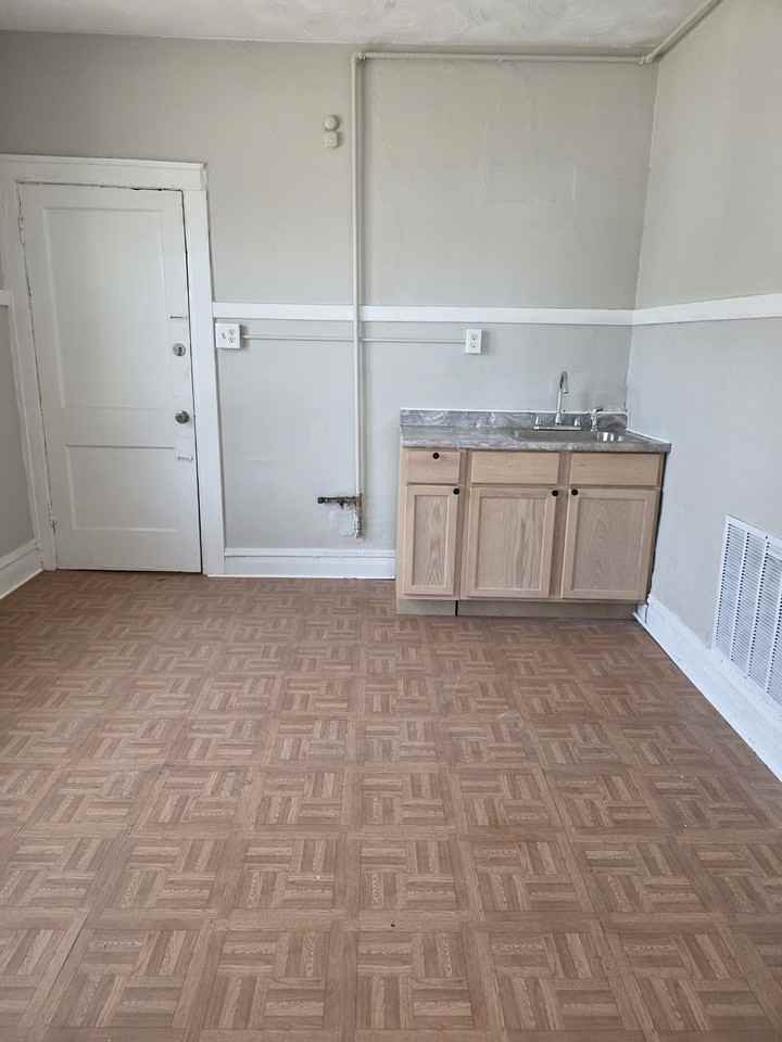 1086 Harrison Blvd. Apt 3/ building 1R - Photo 3 of 5