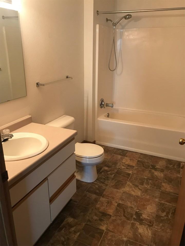 916 S 6th St - Photo 3 of 8