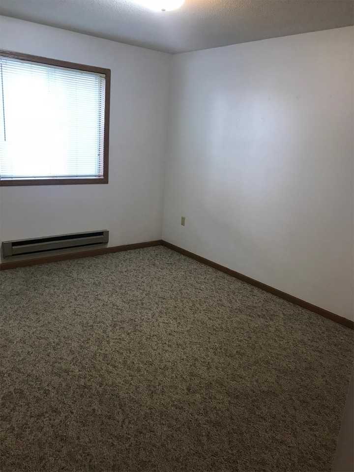 916 S 6th St - Photo 4 of 8