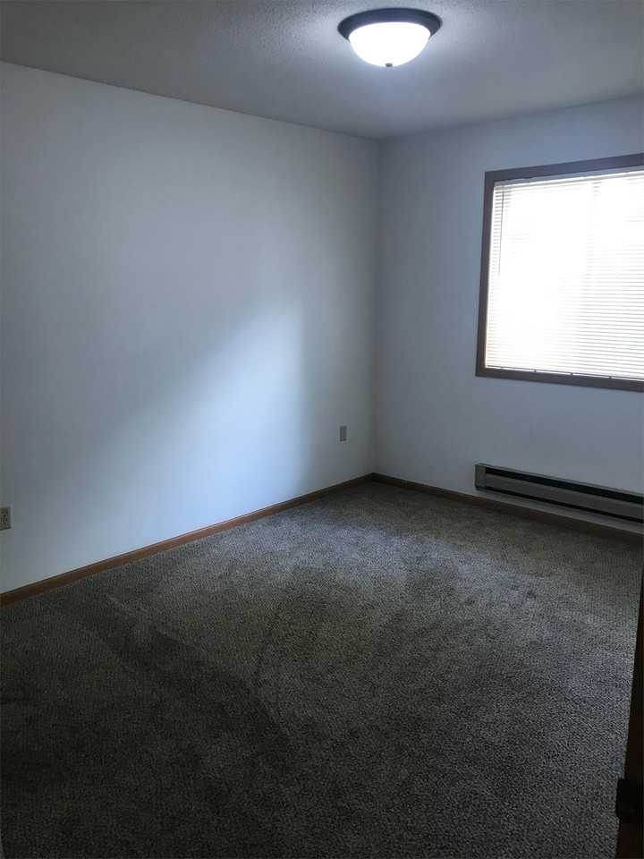 916 S 6th St - Photo 5 of 8