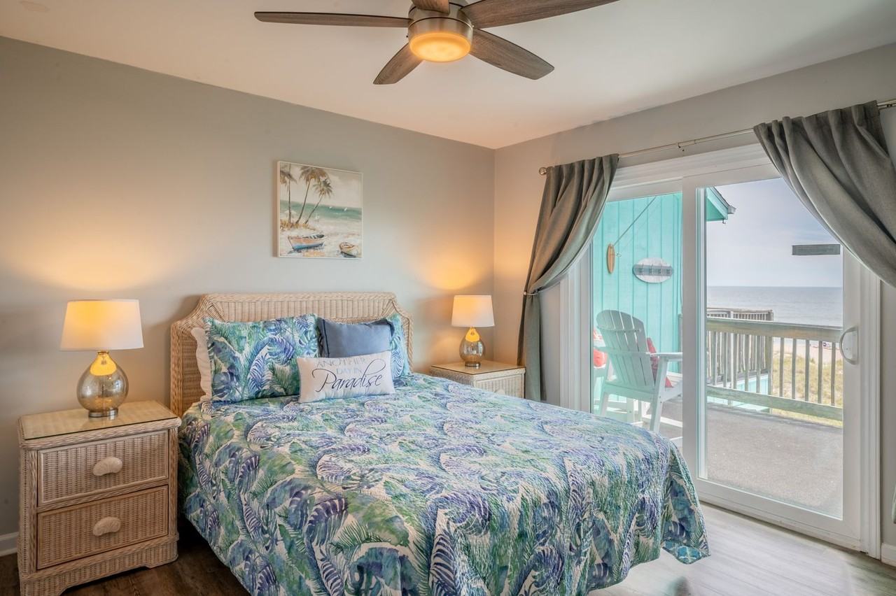 418 Carolina Beach Ave N - Photo 2 of 24