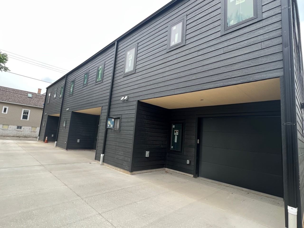 921 E Otjen Rowhomes - Photo 3 of 18