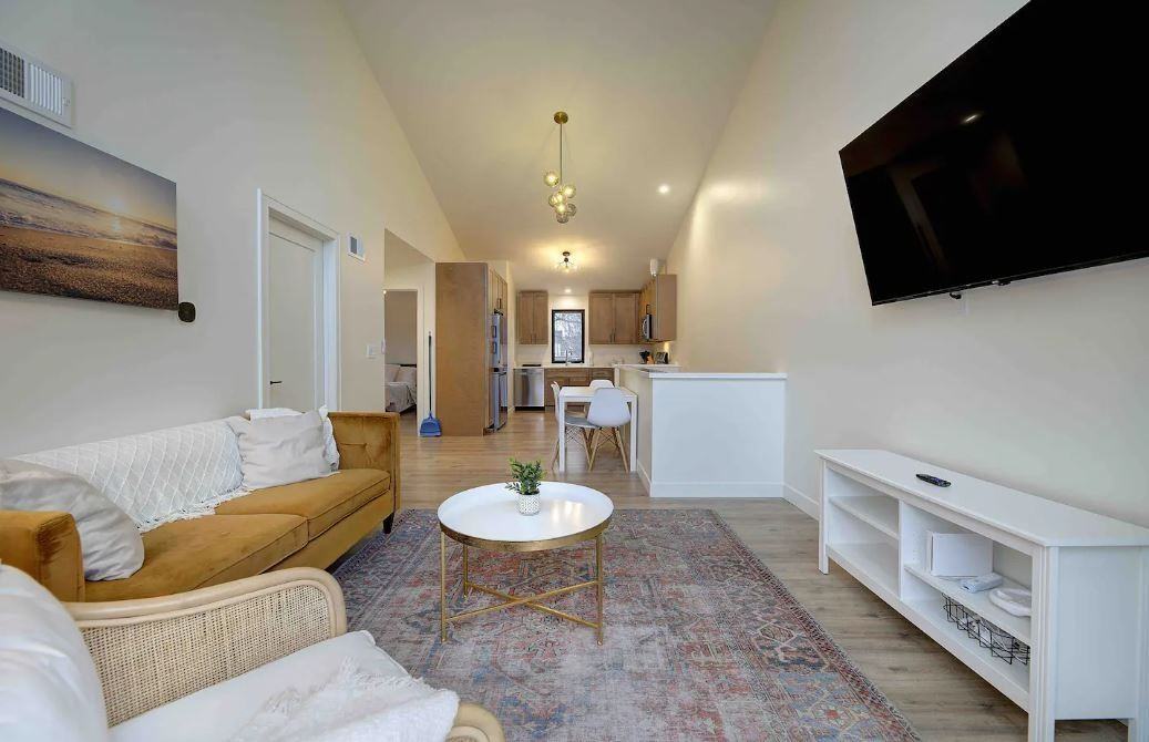 921 E Otjen Rowhomes - Photo 6 of 18