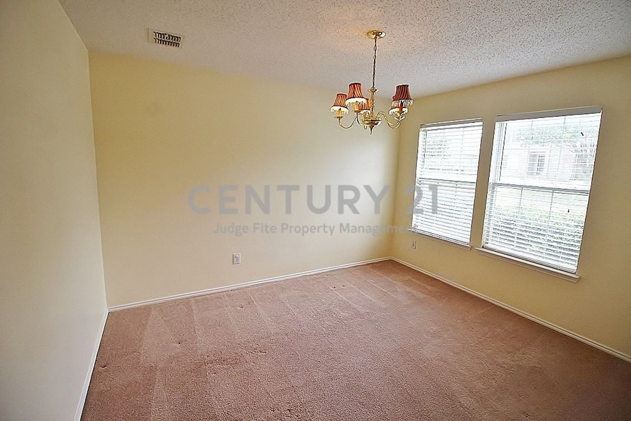 2415 Mallory Ln - Photo 2 of 11