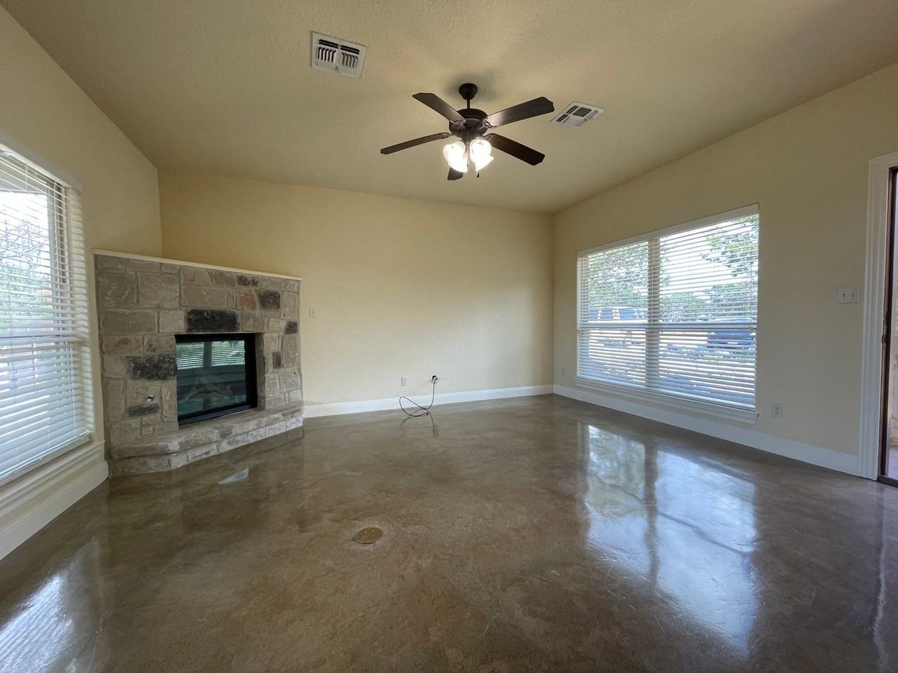 137 Rodeo Dr - Photo 2 of 13