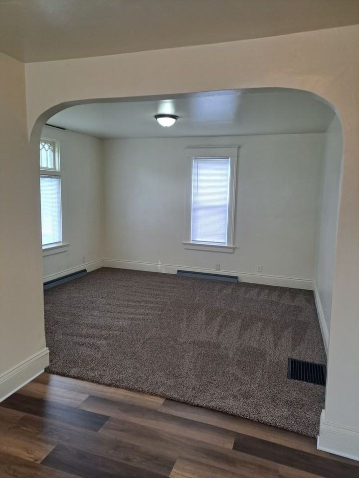 1133 Edgewater Ave - Photo 2 of 11