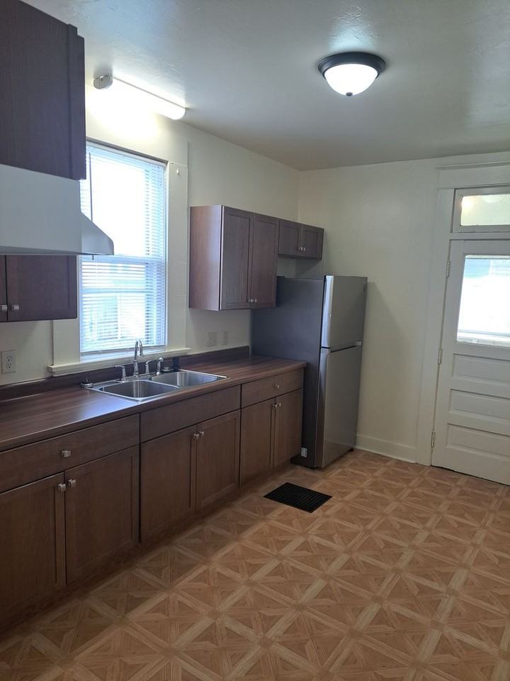 1133 Edgewater Ave - Photo 3 of 11