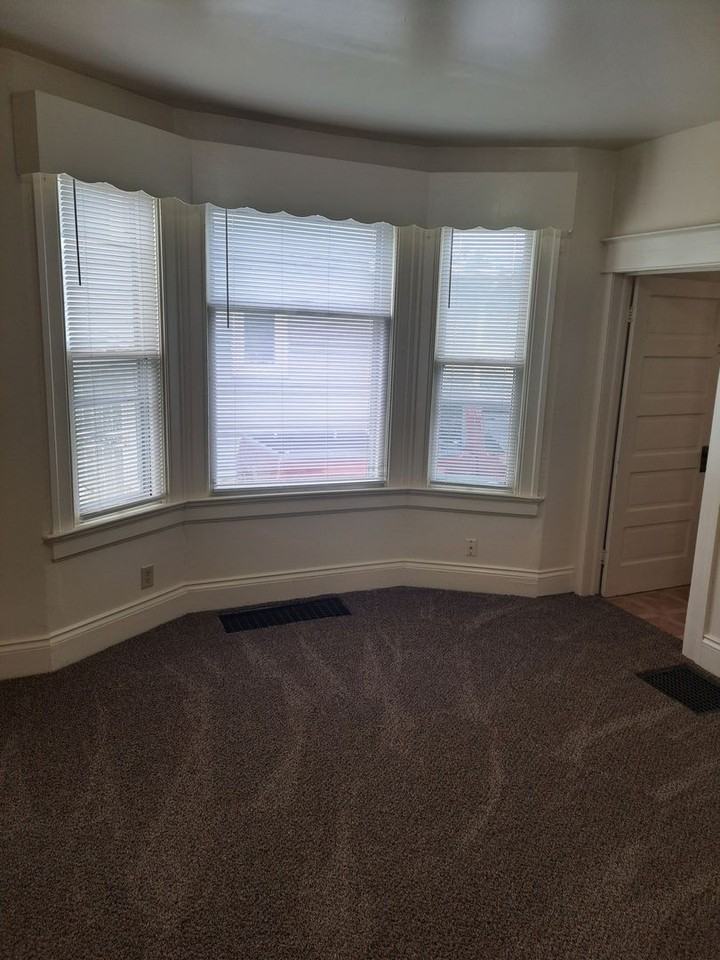 1133 Edgewater Ave - Photo 5 of 11