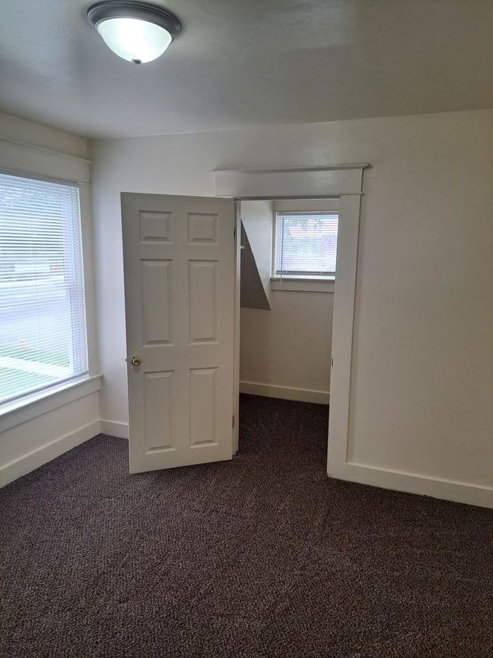 1133 Edgewater Ave - Photo 6 of 11