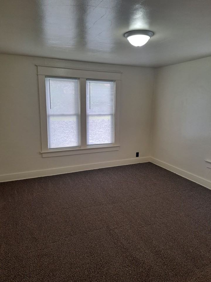 1133 Edgewater Ave - Photo 7 of 11