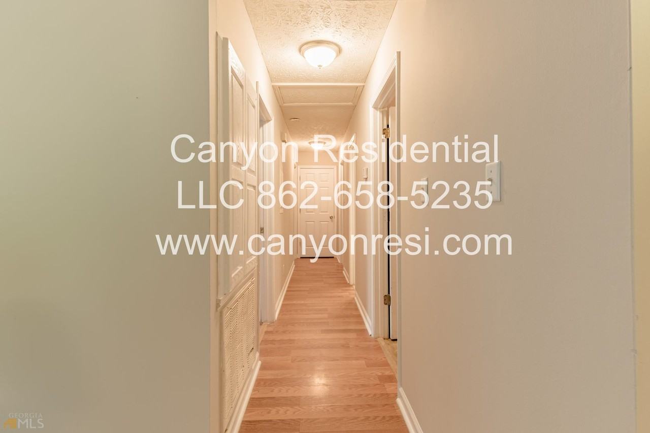 220 Splitwood Ln - Photo 2 of 17