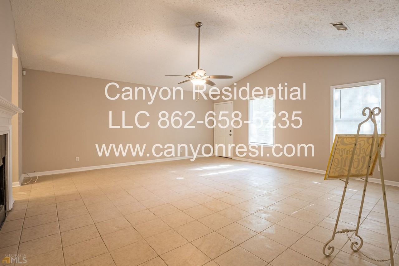 220 Splitwood Ln - Photo 3 of 17