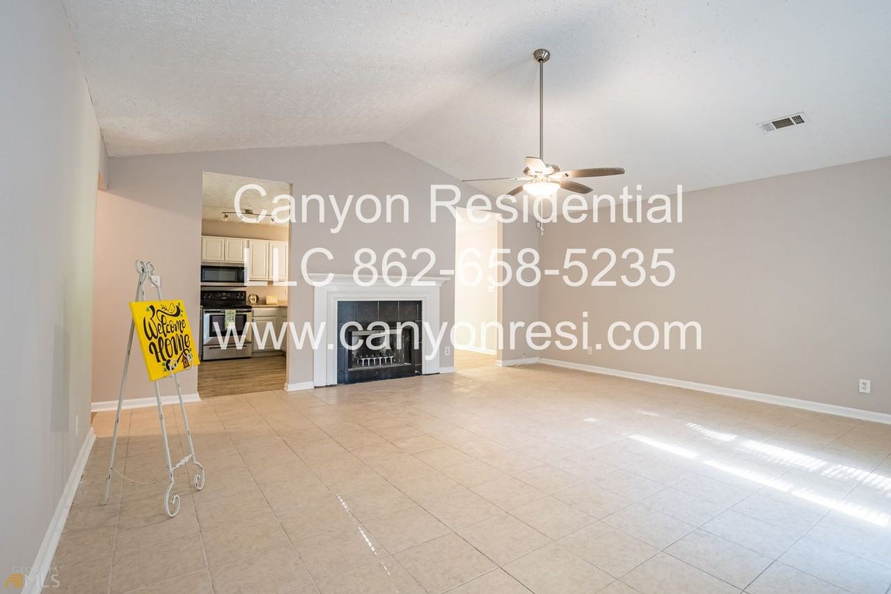 220 Splitwood Ln - Photo 4 of 17