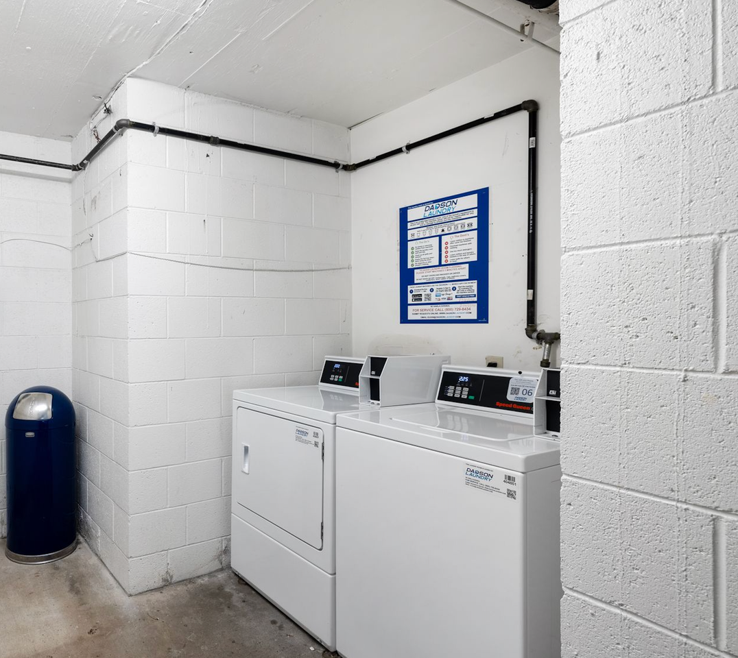 1527 Veteran Ave - Photo 3 of 7