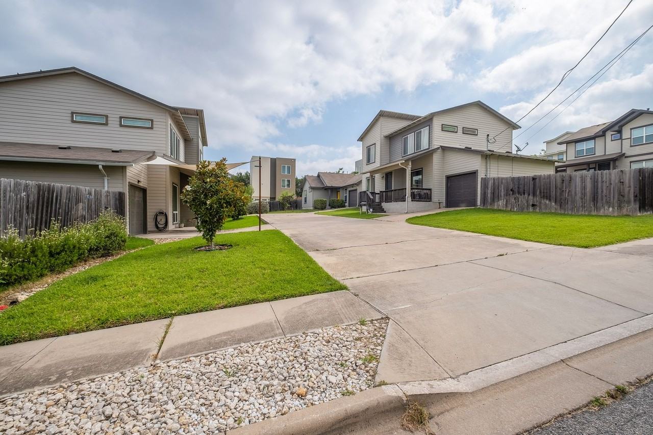 6404 Carson Rdg #B - Photo 2 of 23