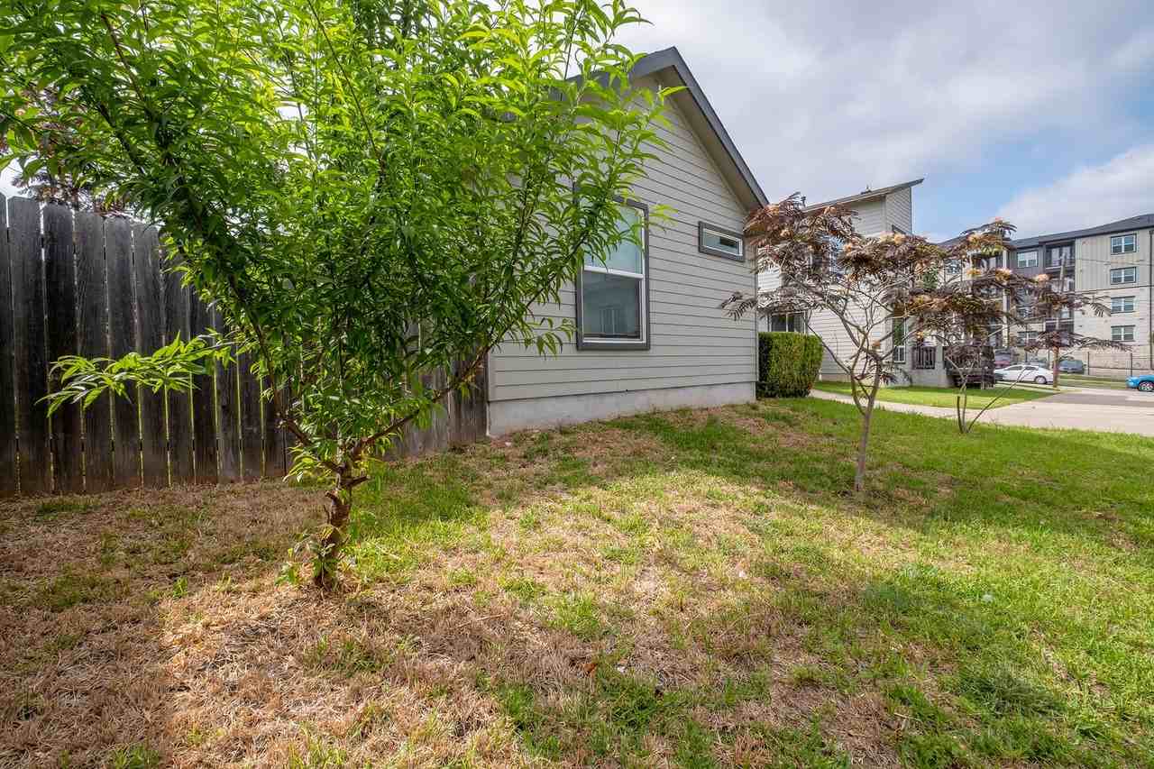 6404 Carson Rdg #B - Photo 3 of 23