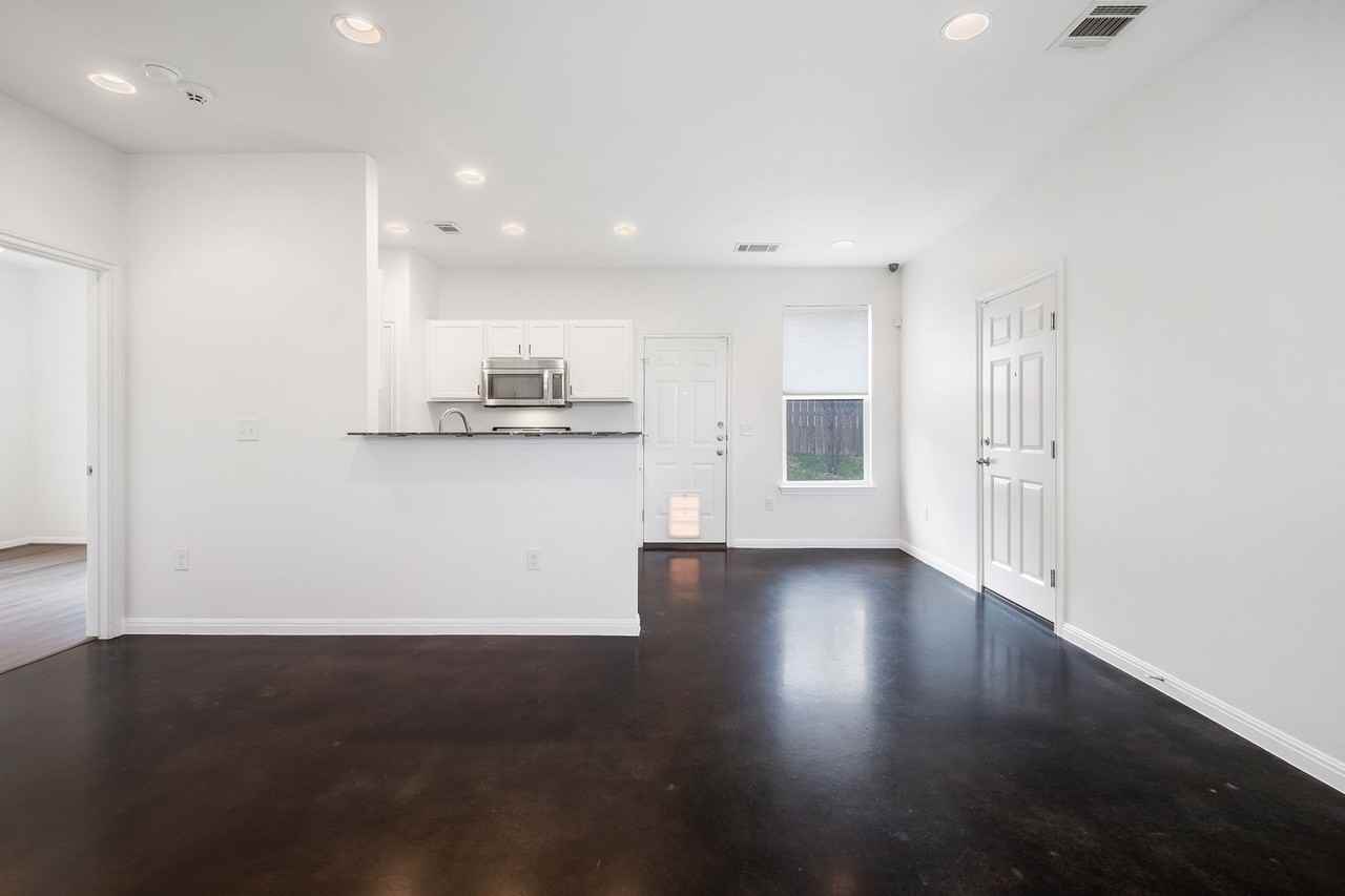 6404 Carson Rdg #B - Photo 5 of 23