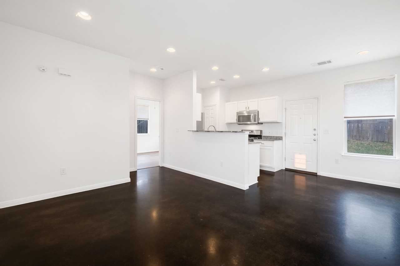 6404 Carson Rdg #B - Photo 6 of 23