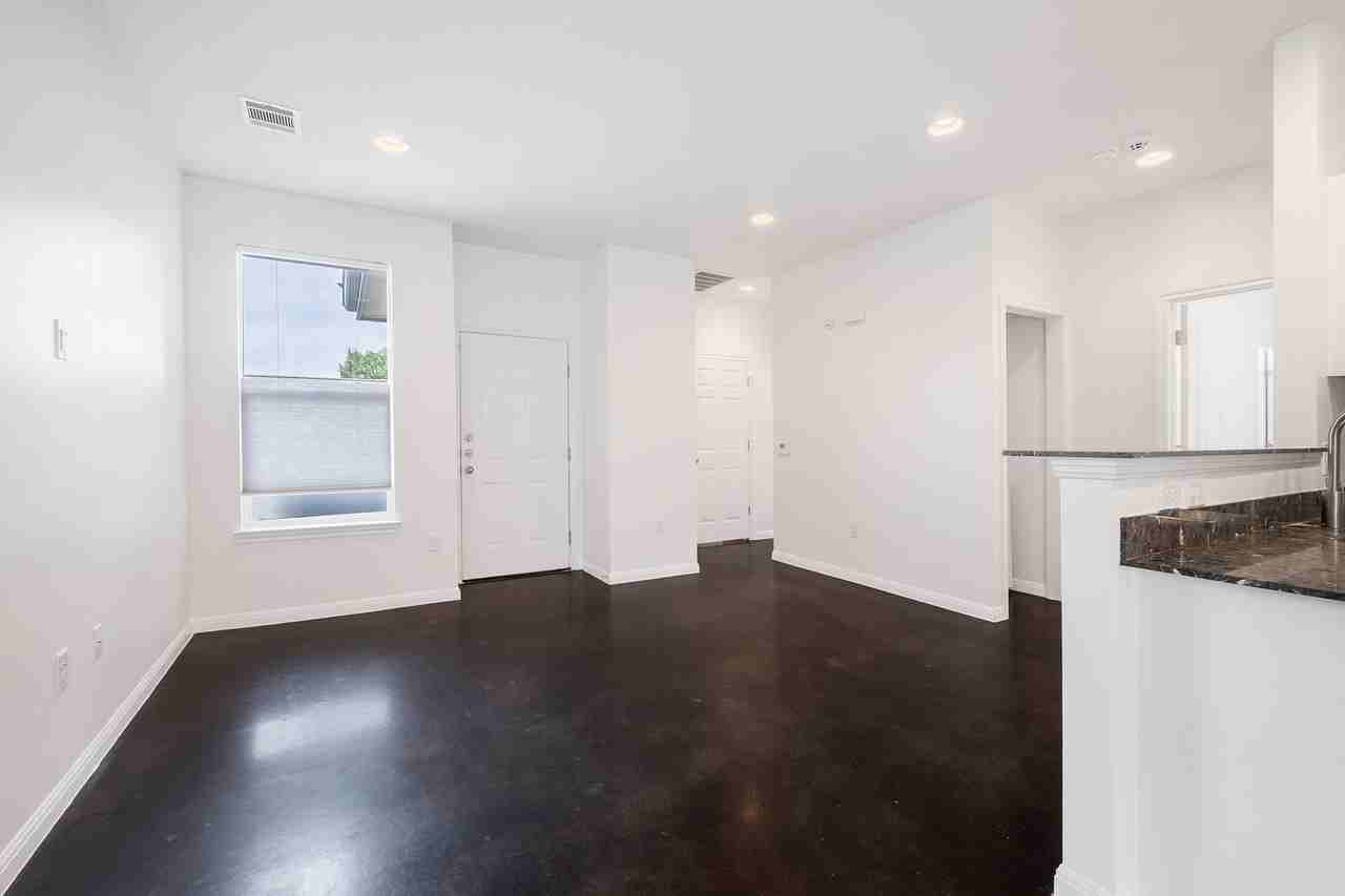 6404 Carson Rdg #B - Photo 7 of 23