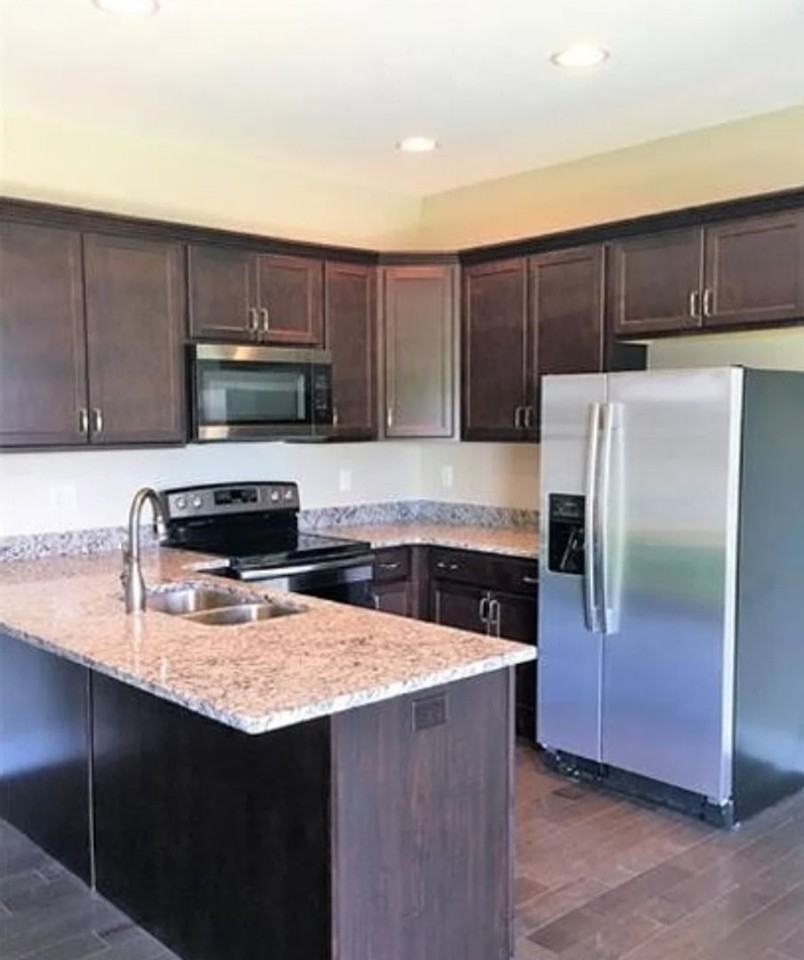 1516 Greyrock Ln - Photo 3 of 8