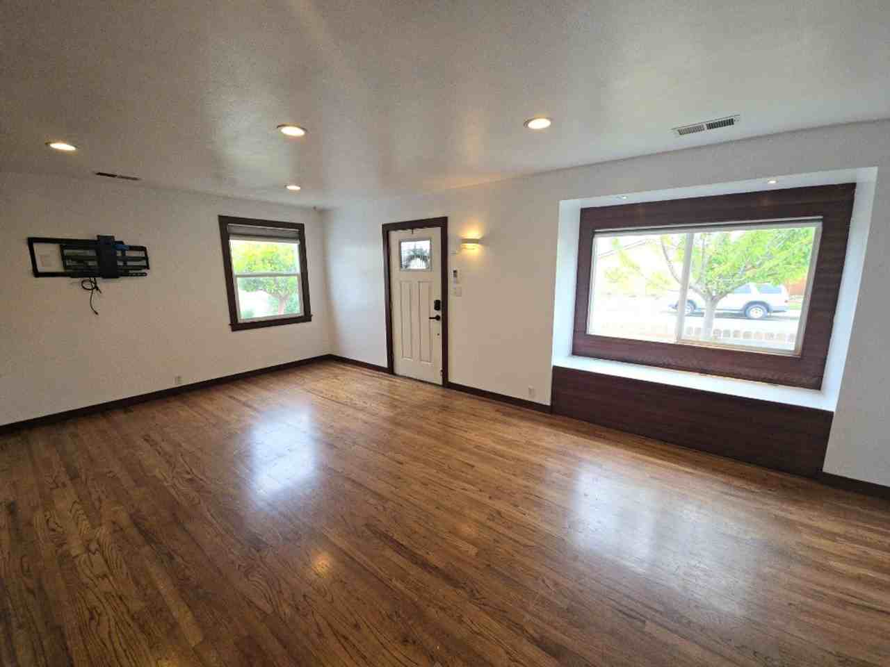 2204 F St - Photo 5 of 26