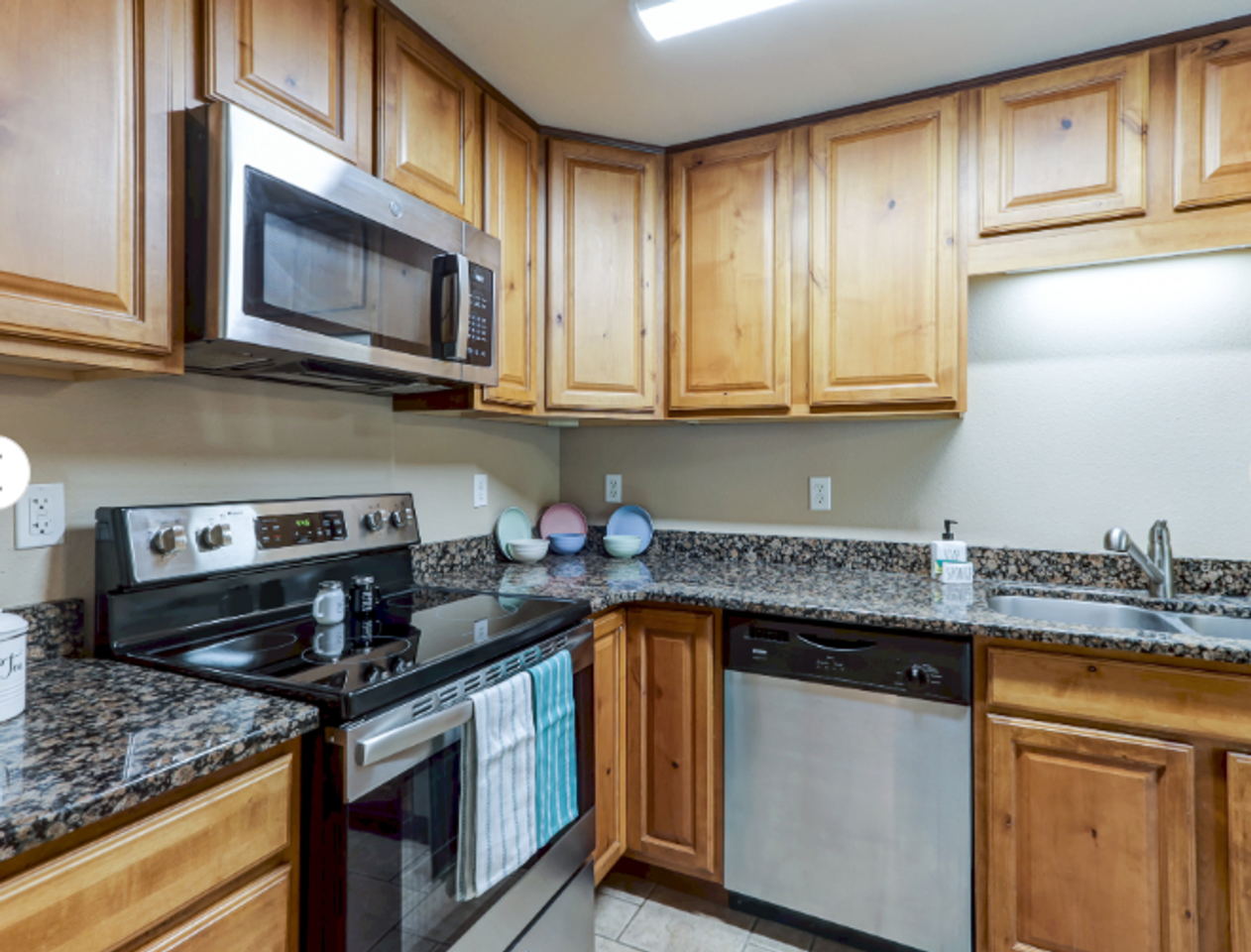 Summers Manor - Photo 3 of 16