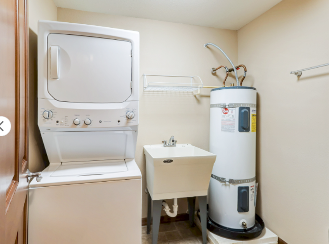 Summers Manor - Photo 7 of 16