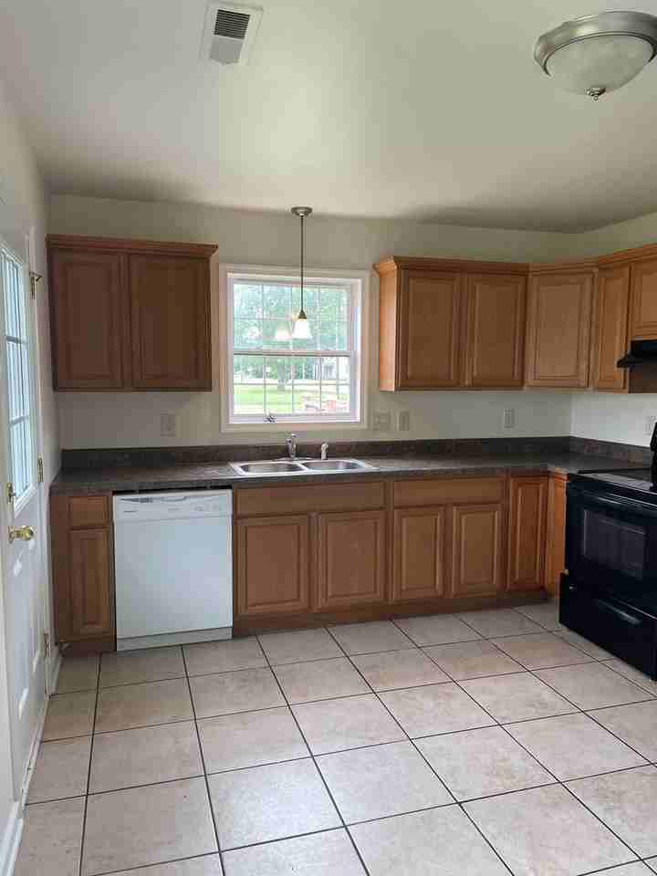 111 Coppahaunk Ave - Photo 3 of 20