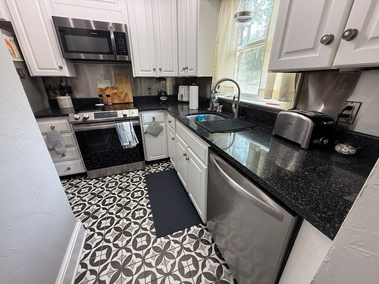 1020 Pine St - Photo 3 of 16