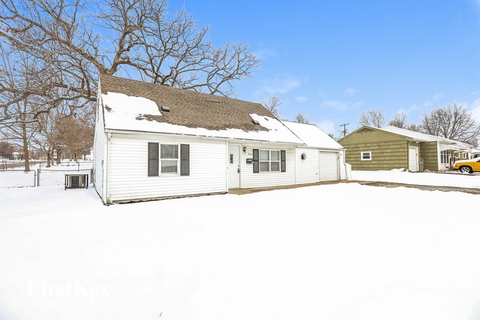 900 Maple Ln - Photo 2 of 15