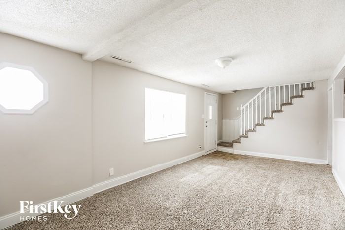 900 Maple Ln - Photo 3 of 15