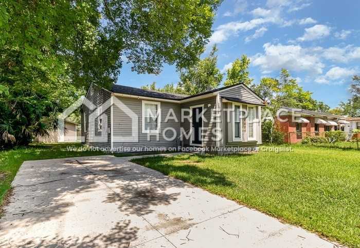 2042 Detroit St - Photo 2 of 19