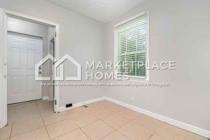 2042 Detroit St - Photo 3 of 19