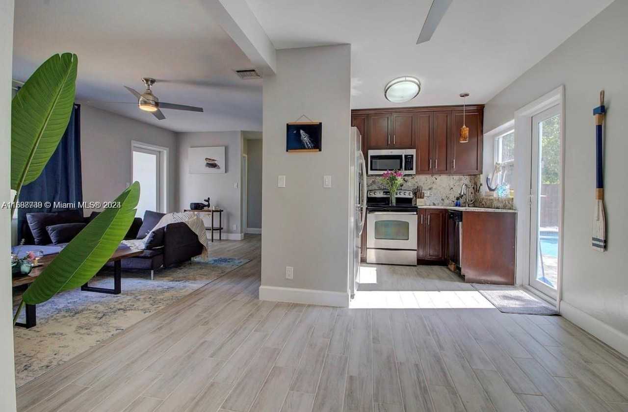 320 Southwest 11th Court #NA - Photo 4 of 8