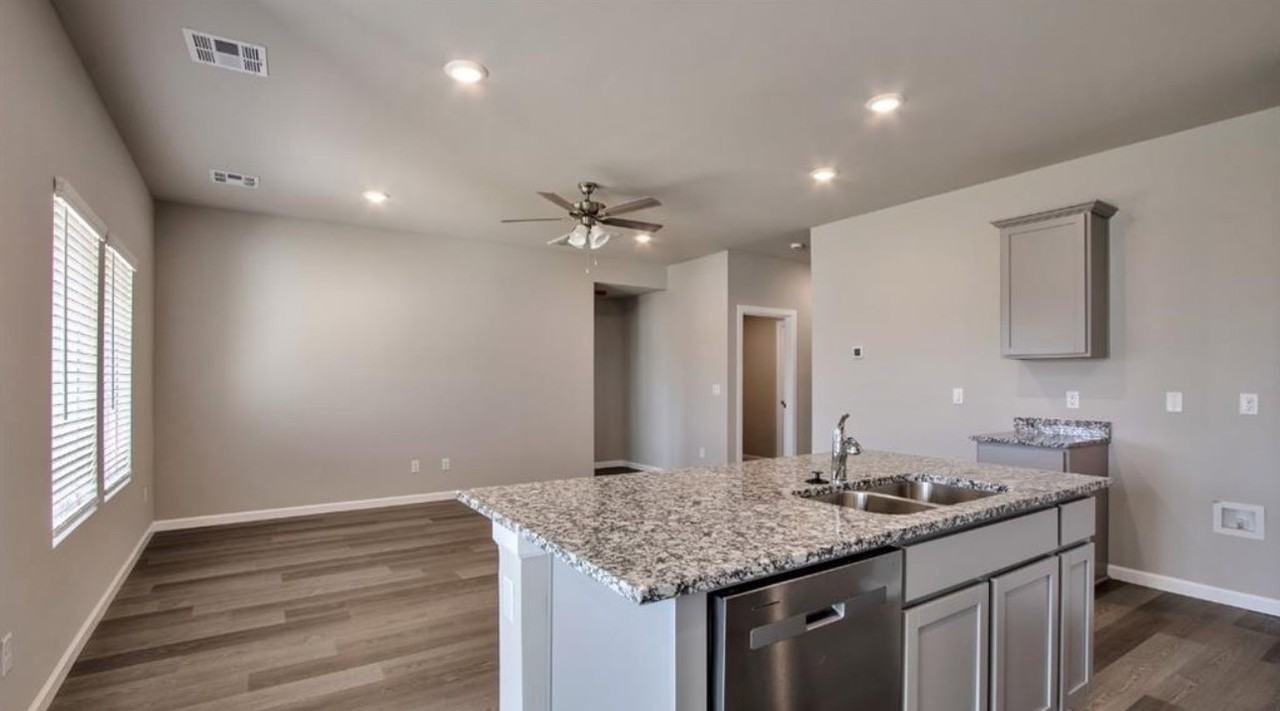 Vy 10521 SW 41st St - Photo 2 of 10