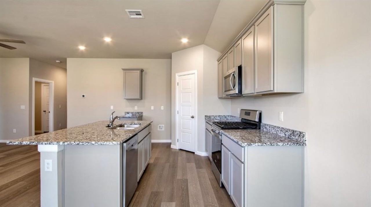 Vy 10521 SW 41st St - Photo 6 of 10